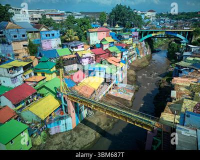 Kampung Warna Warni (le village coloré), et Brantas River, Jodipan, Malang, Java oriental, Indonésie - aérien Banque D'Images