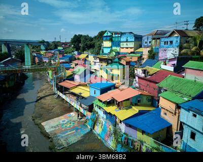 Kampung Warna Warni (le village coloré), et Brantas River, Jodipan, Malang, Java oriental, Indonésie - aérien Banque D'Images