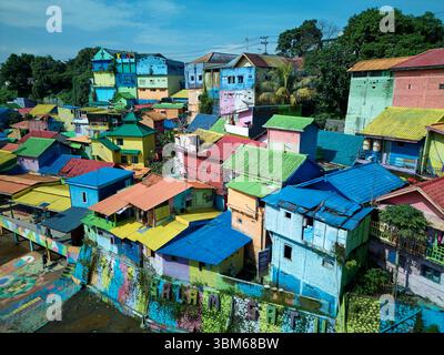 Kampung Warna Warni (le village coloré), Jodipan, Malang, Java oriental, Indonésie - aérien Banque D'Images