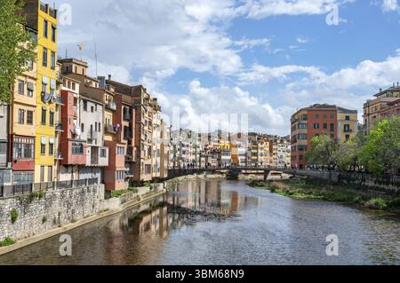 Les façades colorées des vieilles maisons de ville sur la rivière Onyar, enjambées par le pont d'en Gomez o de la Princesa, Gérone, Catalogne, Espagne, UE Banque D'Images