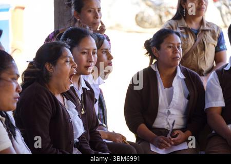 Cours de formation pour le personnel du centre médical, San Bartolome Jocotenango, municipalité du département de Quiche, Guatemala, Amérique centrale Banque D'Images