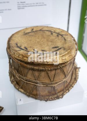 Tambour tutu, culture Ticuna, Amazonie, récolté en 1933-34, bois de cèdre rouge, peau de serpent, rotin, fibre de chambia et pigment, Musée National d'anthropologie Banque D'Images