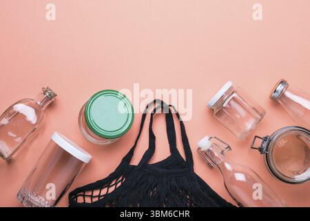 Ensemble de bocaux et sac en maille de coton pour le shopping zéro déchet Banque D'Images