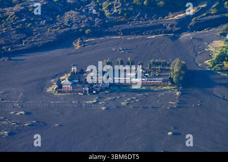 Temple hindou de Pura Luhur Poten, sur Segara Wedi (océan de sable) au-dessous du volcan bromo (Gunung bromo) Java oriental, Indonésie Banque D'Images