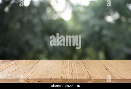 Vider le plateau de la table en bois et l'arrière-plan flou du restaurant espace de présentation des produits de mise au point sélective pour l'arrière-plan Banque D'Images