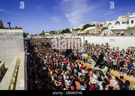 Jeux PLA, galoping cavaliers, festival Sant Joan. Ciutadella. Minorque, Îles Baléares, Espagne, Europe Banque D'Images