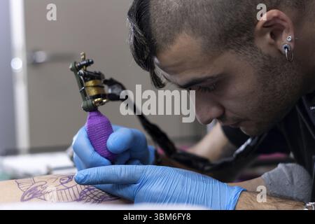Portrait d'un jeune homme tatouant Banque D'Images