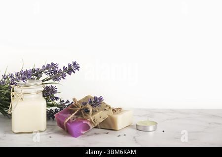 Produits cosmétiques lavande et fleurs. Soins de la peau du corps à la maison, ensemble d'accessoires de salle de bains Banque D'Images