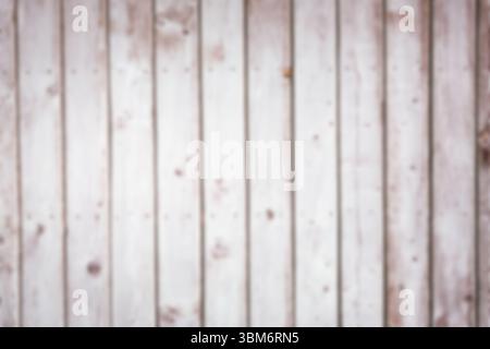 Les planches de bois verticales montrent des taches brunes altérées dans un design plat avec de la peinture décolorée et du flou Banque D'Images