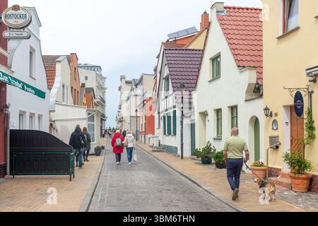 Chalets de pêcheurs dans la vieille ville, Alexandrinenstraße, Warnemünde, ville de Rostock, État de Mecklembourg-Poméranie occidentale, République fédérale d'Allemagne Banque D'Images