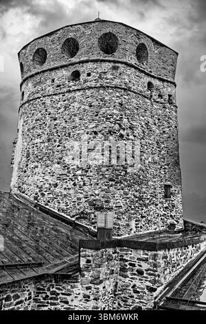 L'imposante tour de pierre du château d'Olavinlinna s'élève contre un ciel spectaculaire à Savonlinna, en Finlande. Banque D'Images