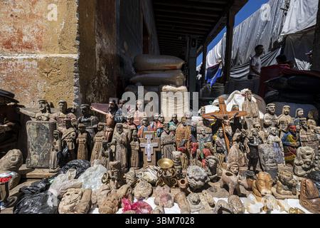 Saints syncrétiques en bois, marché traditionnel, Chichicastenango, Quiche, Guatemala, Amérique centrale Banque D'Images