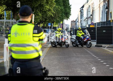 25 juin 2025. DEN HAAG - les délégations partent de la Zeestraat à la Haye pour le Forum mondial. Pour la première fois dans l'histoire de l'OTAN, les pays-Bas accueillent un sommet de l'OTAN. ANP LAURENS VAN PUTTEN netherlands Out - belgique Out Credit : ANP/Alamy Live News Banque D'Images