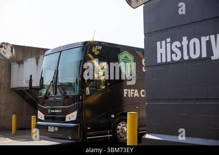Seattle, Seattle, États-Unis. 23 juin 2025. Le bus des Seattle Sounders s'arrête au stade avant le match de la Coupe du monde des clubs de la FIFA - Seattle Sounders vs Paris Saint Germain, qui a eu lieu au Lumen Field à Seattle, Washington, États-Unis. (Crédit image : © Melissa Levin/ZUMA Press Wire) USAGE ÉDITORIAL SEULEMENT ! Non destiné à UN USAGE commercial ! Banque D'Images