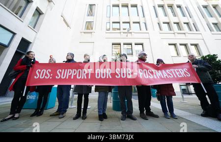 Photo du dossier datée du 08/12/22 des manifestants devant l'enquête Horizon IT du bureau de poste au Centre de règlement des différends internationaux, Londres. Les plans visant à indemniser les sous-maîtres lésés par le scandale Horizon IT "avancent encore beaucoup trop lentement", a déclaré un comité de députés. Date d'émission : mercredi 25 juin 2025. Banque D'Images