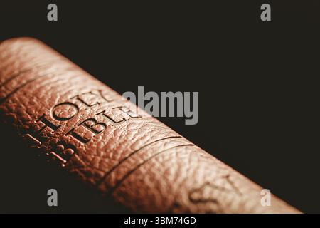 Gros plan de la Bible sur fond noir Banque D'Images