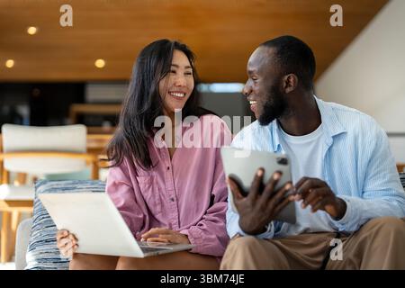 Un couple heureux et multinational qui sont des nomades numériques et travaillent dans un pays différent chaque mois Banque D'Images