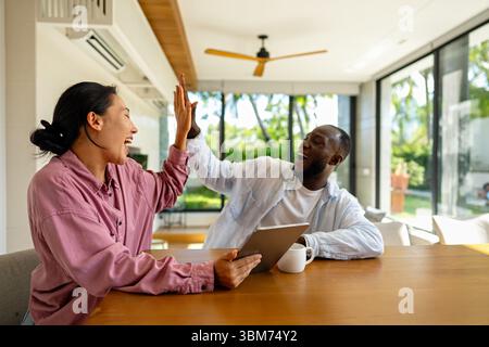 Un couple heureux et multinational qui sont des nomades numériques et travaillent dans un pays différent chaque mois Banque D'Images
