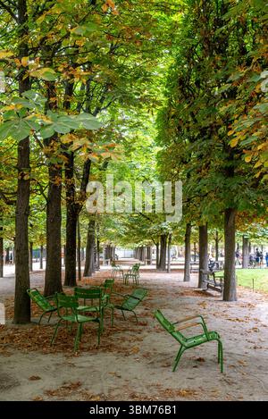 Paris, France, 06.23.2025 chaises de jardin typiques en métal vert au jardin des Tuileries dans le 1er arrondissement de Paris Banque D'Images
