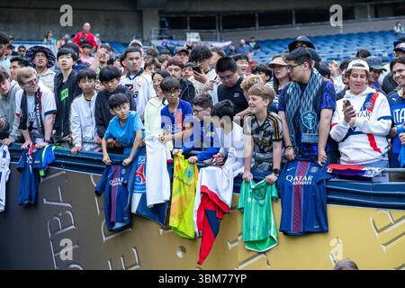 Seattle, Seattle, États-Unis. 23 juin 2025. Les fans attendent des autographes avant le match à la Coupe du monde des clubs FIFA - Seattle Sounders vs Paris Saint Germain, qui a eu lieu au Lumen Field à Seattle, Washington, États-Unis. (Crédit image : © Melissa Levin/ZUMA Press Wire) USAGE ÉDITORIAL SEULEMENT ! Non destiné à UN USAGE commercial ! Banque D'Images