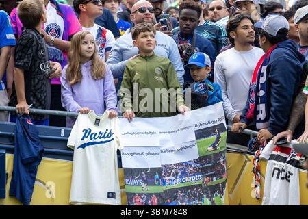 Seattle, Seattle, États-Unis. 23 juin 2025. Les fans attendent des autographes avant le match à la Coupe du monde des clubs FIFA - Seattle Sounders vs Paris Saint Germain, qui a eu lieu au Lumen Field à Seattle, Washington, États-Unis. (Crédit image : © Melissa Levin/ZUMA Press Wire) USAGE ÉDITORIAL SEULEMENT ! Non destiné à UN USAGE commercial ! Banque D'Images