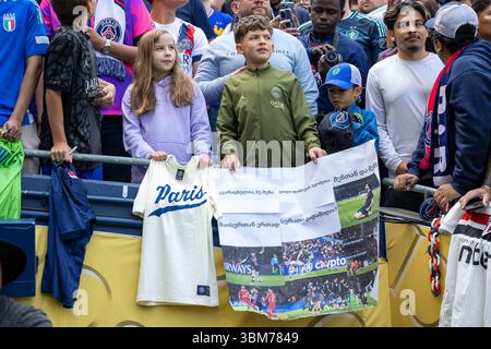 Seattle, Seattle, États-Unis. 23 juin 2025. Les fans attendent des autographes avant le match à la Coupe du monde des clubs FIFA - Seattle Sounders vs Paris Saint Germain, qui a eu lieu au Lumen Field à Seattle, Washington, États-Unis. (Crédit image : © Melissa Levin/ZUMA Press Wire) USAGE ÉDITORIAL SEULEMENT ! Non destiné à UN USAGE commercial ! Banque D'Images