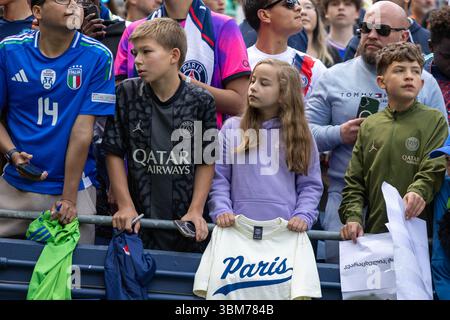 Seattle, Seattle, États-Unis. 23 juin 2025. Les fans attendent des autographes avant le match à la Coupe du monde des clubs FIFA - Seattle Sounders vs Paris Saint Germain, qui a eu lieu au Lumen Field à Seattle, Washington, États-Unis. (Crédit image : © Melissa Levin/ZUMA Press Wire) USAGE ÉDITORIAL SEULEMENT ! Non destiné à UN USAGE commercial ! Banque D'Images