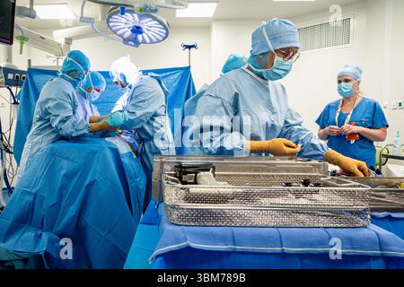 Mise en place d'une prothèse de hanche avec assistance robotique à l'hôpital Lyon Sud. Banque D'Images