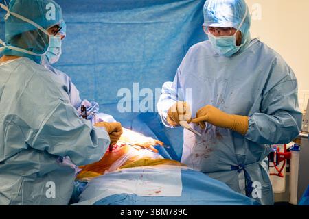 Mise en place d'une prothèse de hanche avec assistance robotique à l'hôpital Lyon Sud. Banque D'Images