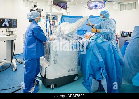 Mise en place d'une prothèse de hanche avec assistance robotique à l'hôpital Lyon Sud. Banque D'Images