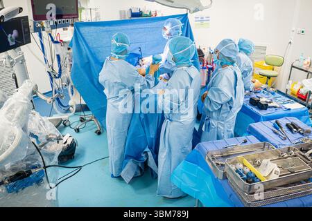 Mise en place d'une prothèse de hanche avec assistance robotique à l'hôpital Lyon Sud. Banque D'Images