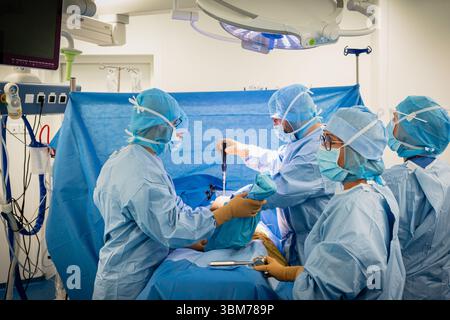 Mise en place d'une prothèse de hanche avec assistance robotique à l'hôpital Lyon Sud. Banque D'Images