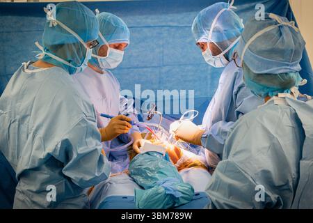 Mise en place d'une prothèse de hanche avec assistance robotique à l'hôpital Lyon Sud. Banque D'Images