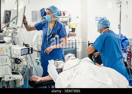 Mise en place d'une prothèse de hanche avec assistance robotique à l'hôpital Lyon Sud. Banque D'Images