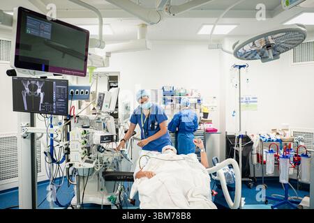 Mise en place d'une prothèse de hanche avec assistance robotique à l'hôpital Lyon Sud. Banque D'Images