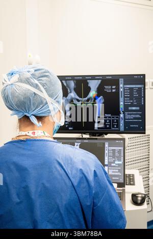 Mise en place d'une prothèse de hanche avec assistance robotique à l'hôpital Lyon Sud. Banque D'Images