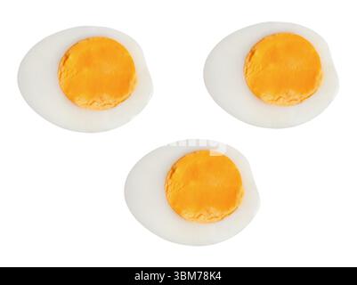 Vue de dessus ensemble d'oeufs de poule cuits ou cuits non pelés en trois moitiés avec des jaunes d'oeufs est isolé sur fond blanc avec chemin de découpage. Banque D'Images