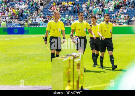 Seattle, Seattle, États-Unis. 23 juin 2025. Les arbitres de la FIFA traversent le terrain avant le match lors de la Coupe du monde des clubs FIFA - Seattle Sounders vs Paris Saint Germain, qui a eu lieu au Lumen Field à Seattle, Washington, États-Unis. (Crédit image : © Melissa Levin/ZUMA Press Wire) USAGE ÉDITORIAL SEULEMENT ! Non destiné à UN USAGE commercial ! Banque D'Images