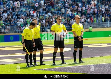 Seattle, Seattle, États-Unis. 23 juin 2025. Les arbitres de la FIFA se tiennent sur le terrain avant le match lors de la Coupe du monde des clubs FIFA - Seattle Sounders vs Paris Saint Germain, qui a eu lieu au Lumen Field à Seattle, Washington, États-Unis. (Crédit image : © Melissa Levin/ZUMA Press Wire) USAGE ÉDITORIAL SEULEMENT ! Non destiné à UN USAGE commercial ! Banque D'Images