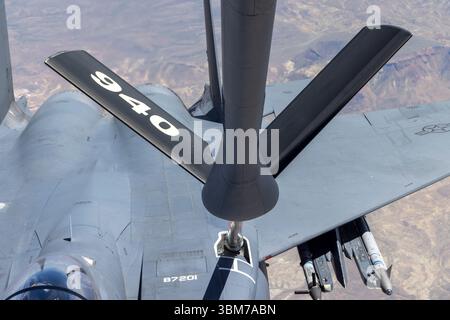 Un KC-135 Stratotanker affecté à la 940th Air Reaveling Wing (ARW) relie son boom à un F-15E Strike Eagle affecté à la 366th Fighter Wing, effectuant des opérations de ravitaillement aérien au-dessus de l'Idaho, le 3 juin 2025. Le 940th ARW fournit des opérations de ravitaillement aérien dans le monde entier ainsi que des aviateurs qui sont prêts pour le déploiement à l'appui des objectifs de sécurité nationale des États-Unis. (Photo de l'US Air Force par Frederick A. Brown) Banque D'Images