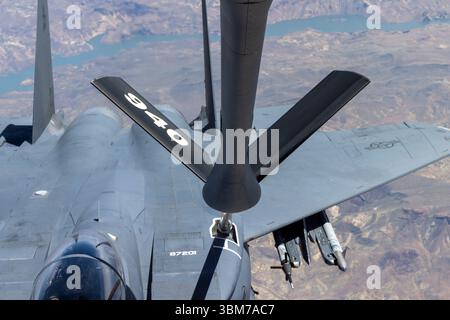 Un KC-135 Stratotanker affecté à la 940th Air Reaveling Wing (ARW) relie son boom à un F-15E Strike Eagle affecté à la 366th Fighter Wing, effectuant des opérations de ravitaillement aérien au-dessus de l'Idaho, le 3 juin 2025. Le 940th ARW fournit des opérations de ravitaillement aérien dans le monde entier ainsi que des aviateurs qui sont prêts pour le déploiement à l'appui des objectifs de sécurité nationale des États-Unis. (Photo de l'US Air Force par Frederick A. Brown) Banque D'Images