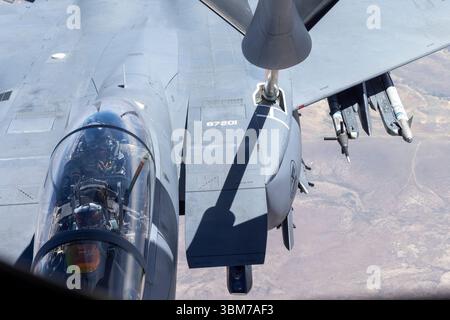 Un KC-135 Stratotanker affecté à la 940th Air Reaveling Wing (ARW) relie son boom à un F-15E Strike Eagle affecté à la 366th Fighter Wing, effectuant des opérations de ravitaillement aérien au-dessus de l'Idaho, le 3 juin 2025. Le 940th ARW fournit des opérations de ravitaillement aérien dans le monde entier ainsi que des aviateurs qui sont prêts pour le déploiement à l'appui des objectifs de sécurité nationale des États-Unis. (Photo de l'US Air Force par Frederick A. Brown) Banque D'Images