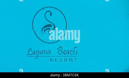 Gros plan de la mosaïque de la piscine montrant l'image de marque du Laguna Beach Resort avec un motif flamant rose, capturé directement au-dessus. Banque D'Images