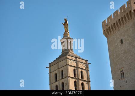 Une vue de haut en bas du clocher de l'église du Palais des Papes à Avignon, Provence, France, couronné par une magnifique sculpture dorée des Virgi Banque D'Images