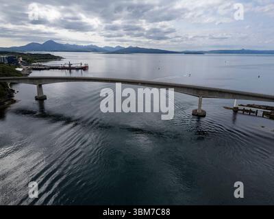Vue aérienne par drone du pont Skye qui traverse le Loch Alsh reliant l'île de Skye au continent écossais au Kyle of Lochalsh. Banque D'Images