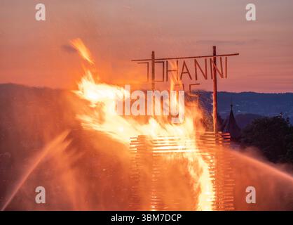 Johannisfeuer, Sonnwendfeuer in Bernried am Starnberger See, Oberbayern, Bayern, Deutschland, Europa Johannisfeuer, Sonnwendfeuer dans Bernried am Starn Banque D'Images