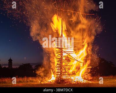 Johannisfeuer, Sonnwendfeuer in Bernried am Starnberger See, Oberbayern, Bayern, Deutschland, Europa Johannisfeuer, Sonnwendfeuer dans Bernried am Starn Banque D'Images