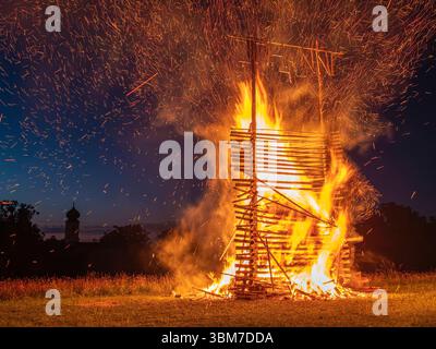 Johannisfeuer, Sonnwendfeuer in Bernried am Starnberger See, Oberbayern, Bayern, Deutschland, Europa Johannisfeuer, Sonnwendfeuer dans Bernried am Starn Banque D'Images