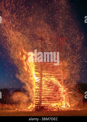 Johannisfeuer, Sonnwendfeuer in Bernried am Starnberger See, Oberbayern, Bayern, Deutschland, Europa Johannisfeuer, Sonnwendfeuer dans Bernried am Starn Banque D'Images