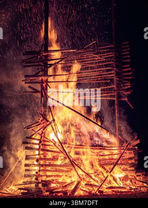Johannisfeuer, Sonnwendfeuer in Bernried am Starnberger See, Oberbayern, Bayern, Deutschland, Europa Johannisfeuer, Sonnwendfeuer dans Bernried am Starn Banque D'Images